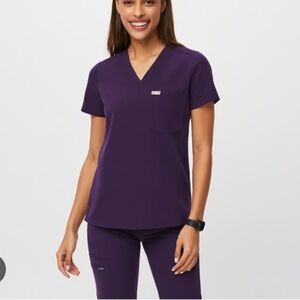 FIGS Catarina One-Pocket Scrub Top in Purple Jam (Size M)